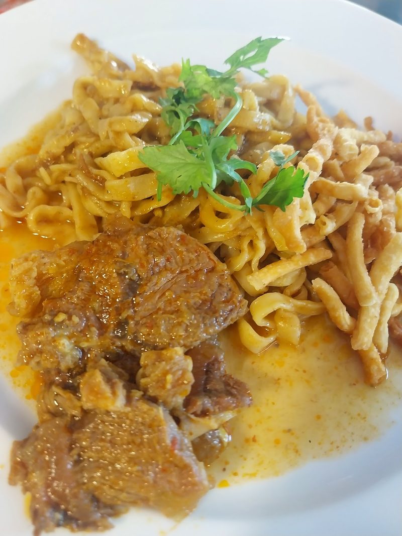 ข้าวซอยเนื้อตุ๋น เส้นเหลืองแบน น้ำแกงข้น โรยเส้นกรอบ
